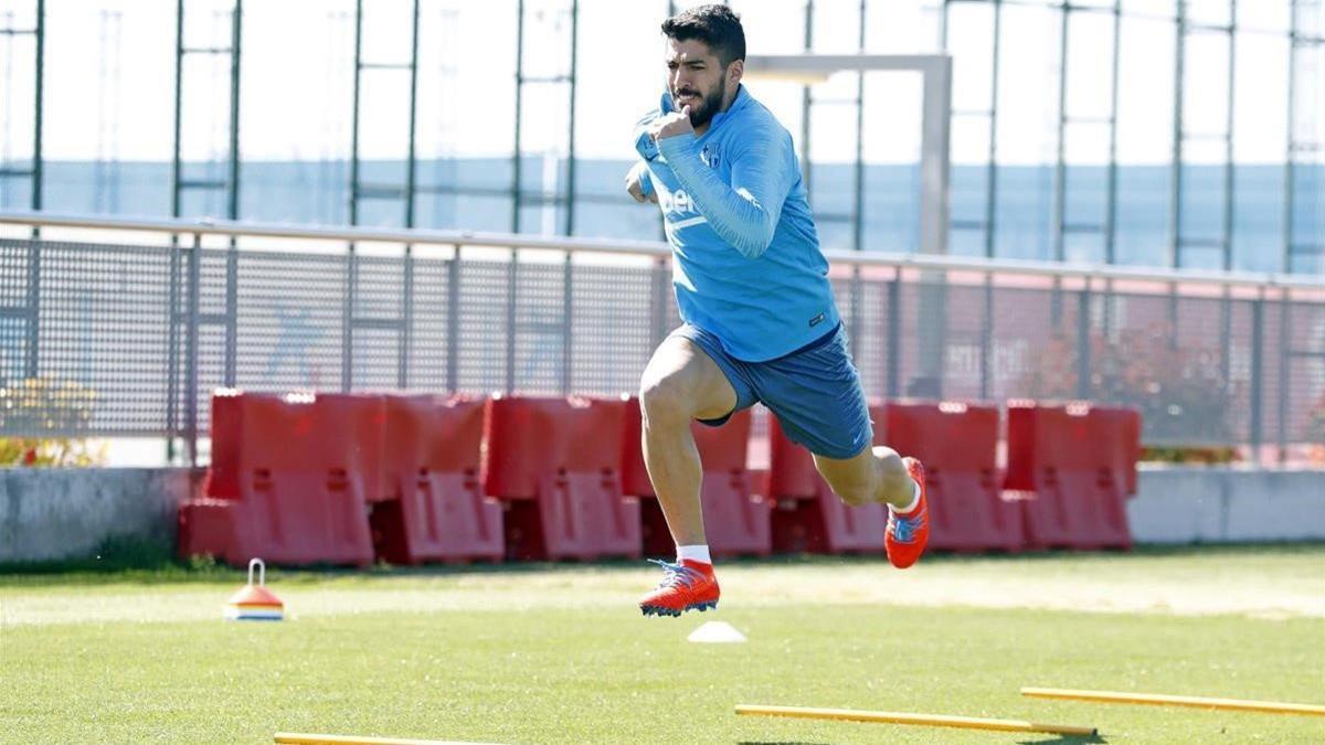 jdomenech47526050 deportes  entrenamiento en solitario de luis suarez200504145541