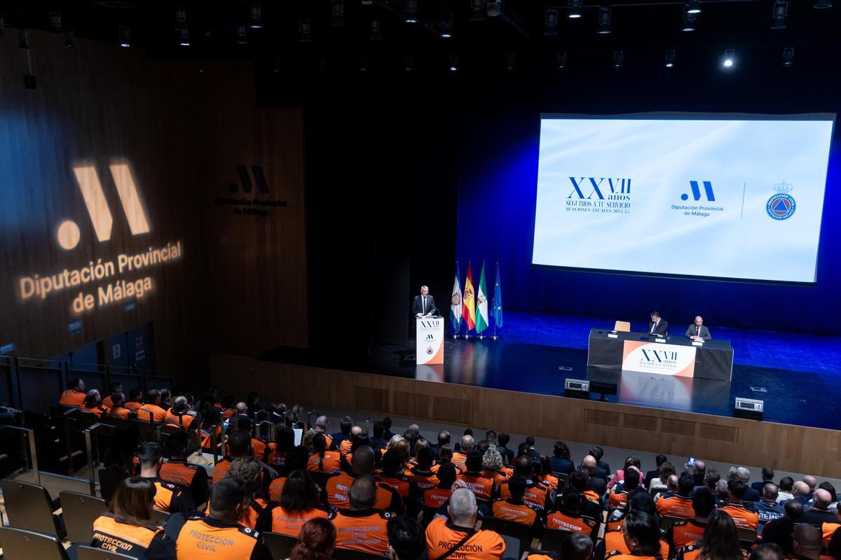 Un auditorio al completo para presenciar el reconocimiento a Protección Civil.