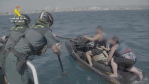 Rescatados una pareja y su hijo menor en el mar tras volcar su moto acuática en Empuriabrava.