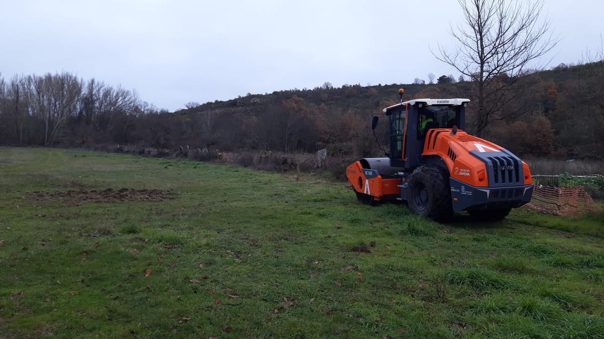 Máquina de la Diputación acondicionando la pradera del Día de la Comarca