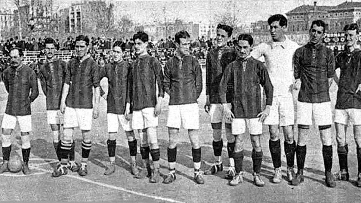 Una imagen del Barça de 1913, concretamente antes de la final de Copa contra la Real Sociedad (2-1) el 23 de marzo de 1913. De izquierda a derecha: Irizar, Castejón, Amechazurra, Oller, Berdié, Forns, Apolinario, Peris, Reñé, Massana y Bori