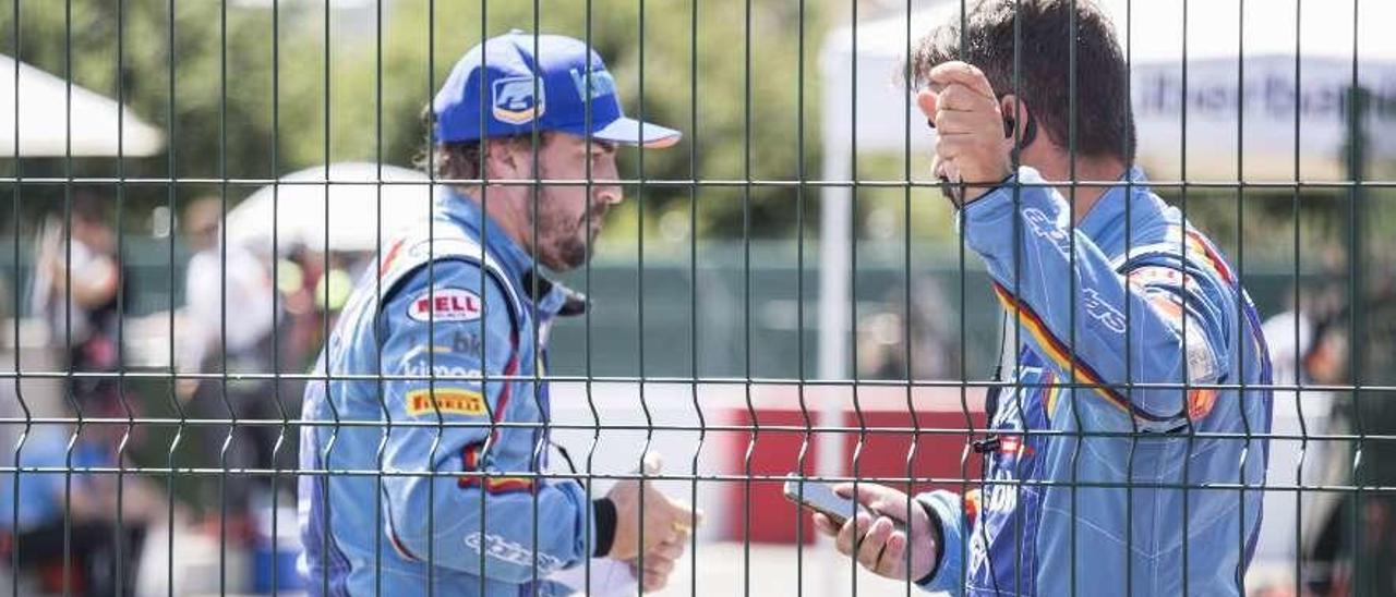 Fernando Alonso dialoga con su compañero de equipo Pablo Rodríguez, ayer, en La Morgal.