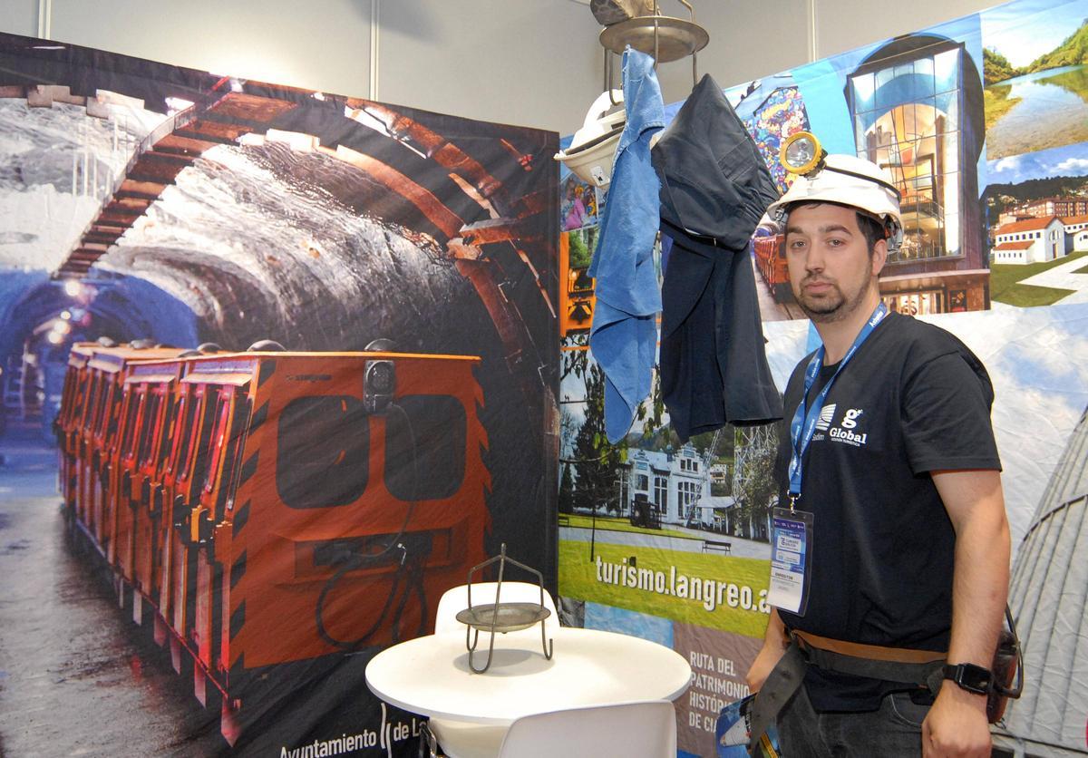 Gerardo Suárez en el stand del ayuntamiento de Langreo.