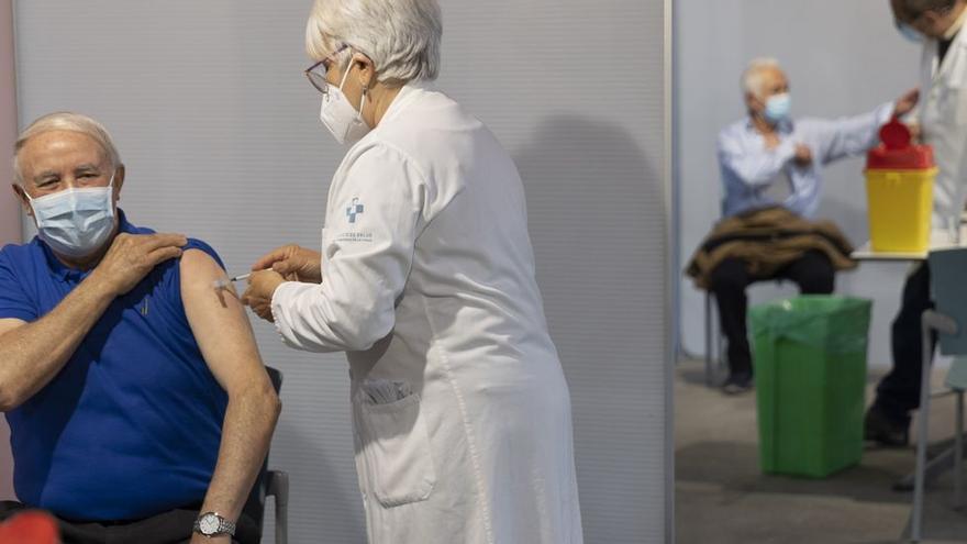 Un hombre se vacuna en Asturias. | MIKI LÓPEZ