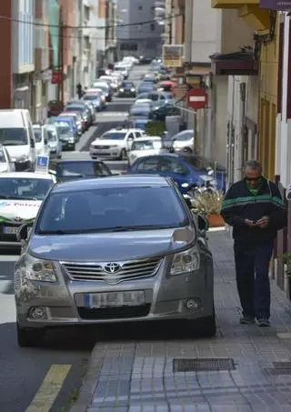 Los coches mal aparcados invaden las aceras de Guanarteme y Schamann