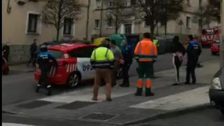 Los dos detenidos, camino del vehículo policial