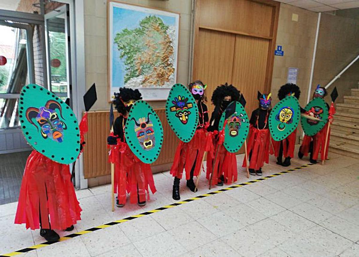 Exploradores y serpiente en el colegio de Vea.