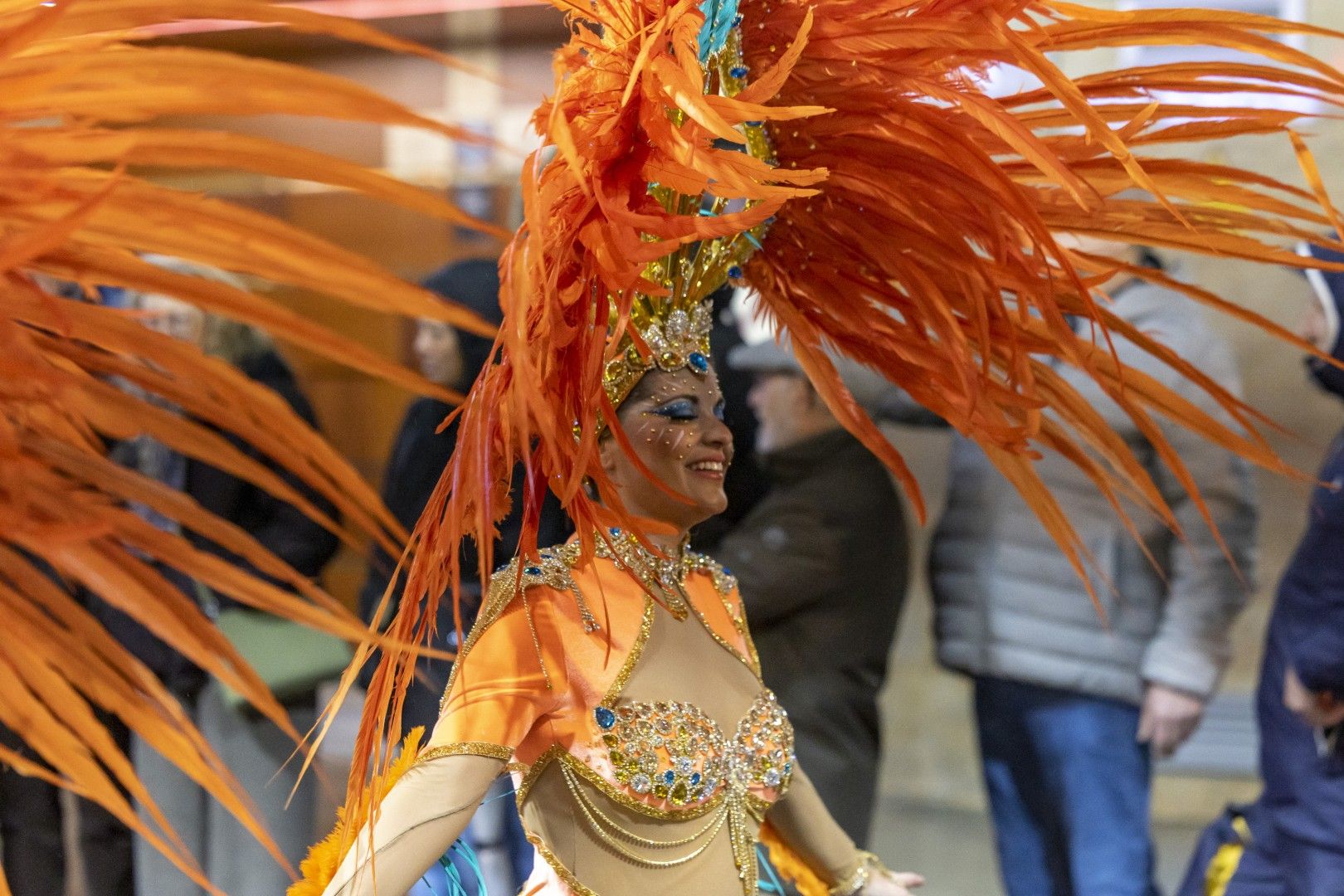 Aquí las mejores imágenes del desfile nocturno del Carnaval de Torrevieja 2025 que salió a la calle desafiando el viento y la lluvia