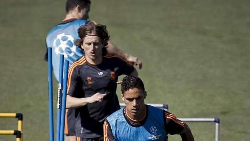 Pepe, Varane y Modric, durante el entrenamiento de ayer. // S. Vera