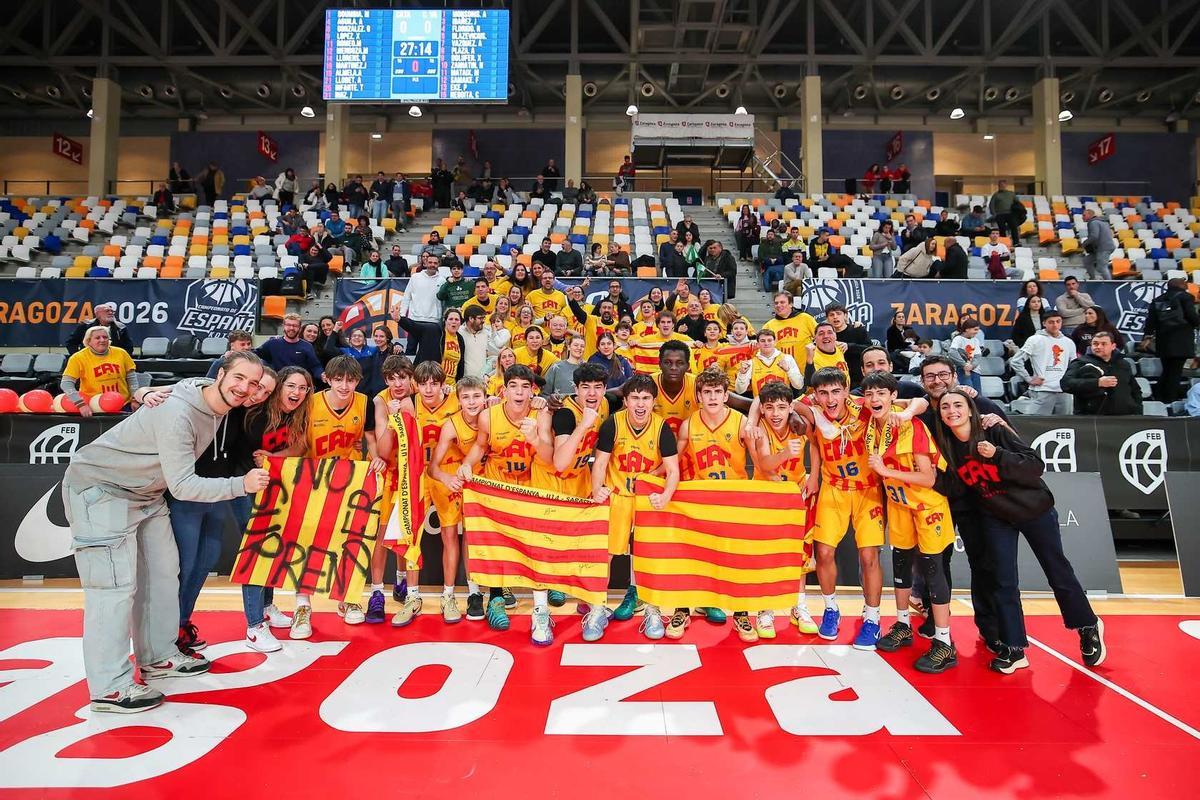 Arnau Llobet, el quart jugador per la dreta de la fila de baix, en plena celebració