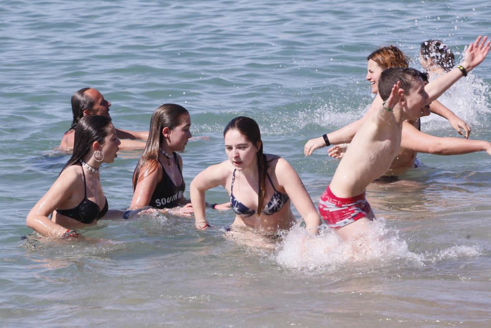 El primer bany de l''any congrega centenars de persones a Palamós