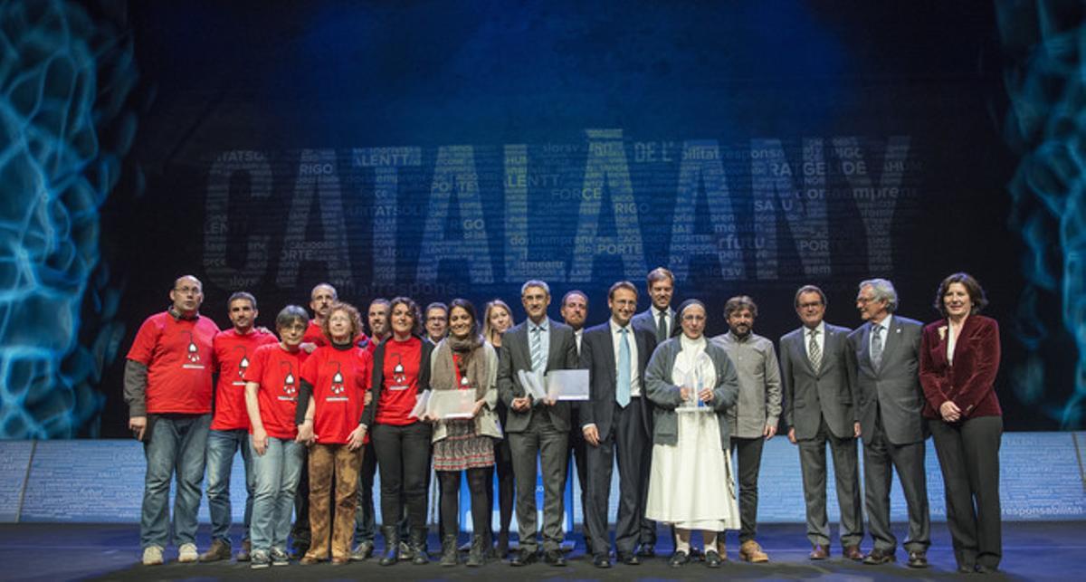 Foto de grupo de los premiados en la ceremonia del premio Català de l’Any, en el Teatre Nacional de Catalunya.