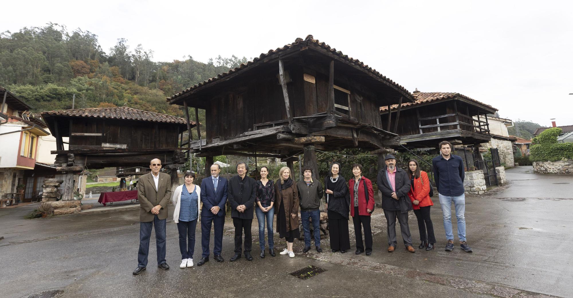 Shigeru Ban disfruta en Asturias: el arquitecto premio "Princesa" de la Concordia visita los hórreos