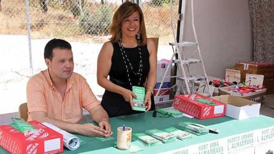 La edil de Medio Ambiente en una promoción del huerto.