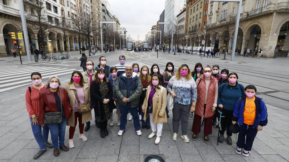 Varios miembros de la asociación Long covid Aragón, en plaza de España, con las mascarillas rosas con las que reivindican visibilidad.