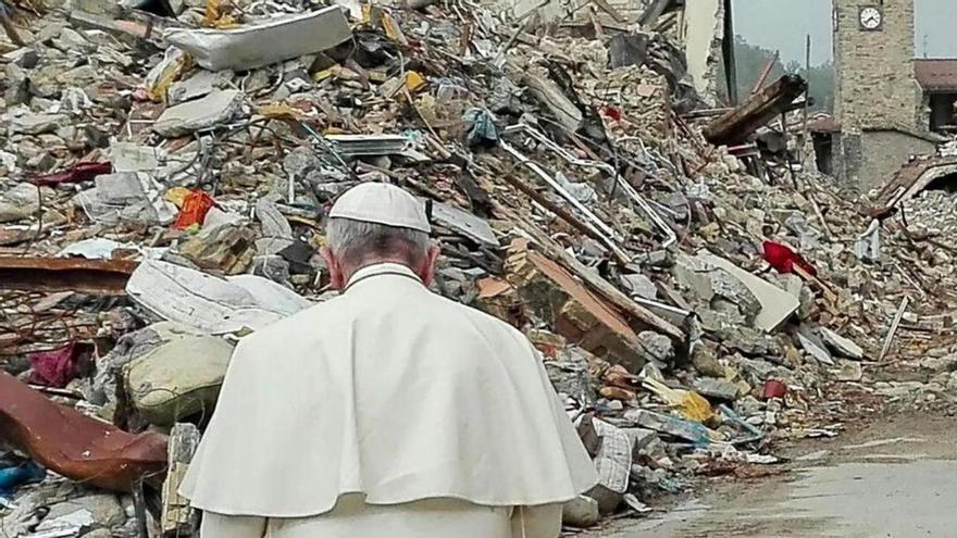 El papa Francisco recorre la zona cero del terremoto en Amatrice (Italia), en 2016. | MATTEO GUIDELLI