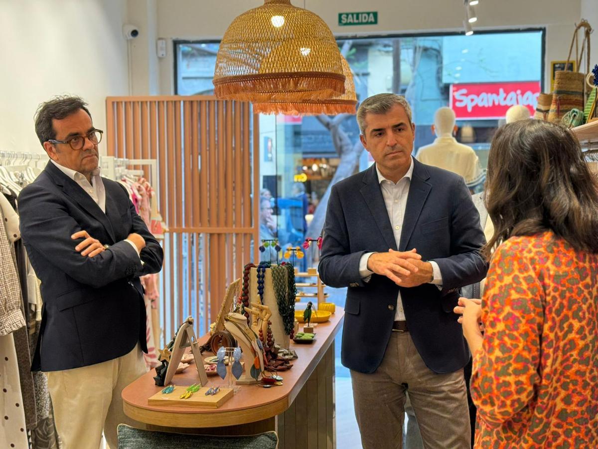 El vicepresidente del Gobierno y consejero de Economía, Industria, Comercio y Autónomos, Manuel Domínguez, en un comercio de Triana, Gran Canaria.