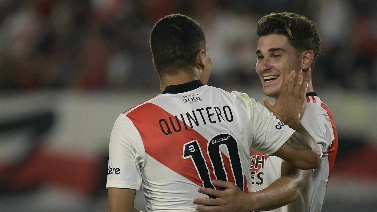 Quintero y Julián Álvarez celebran uno de los tantos del argentino