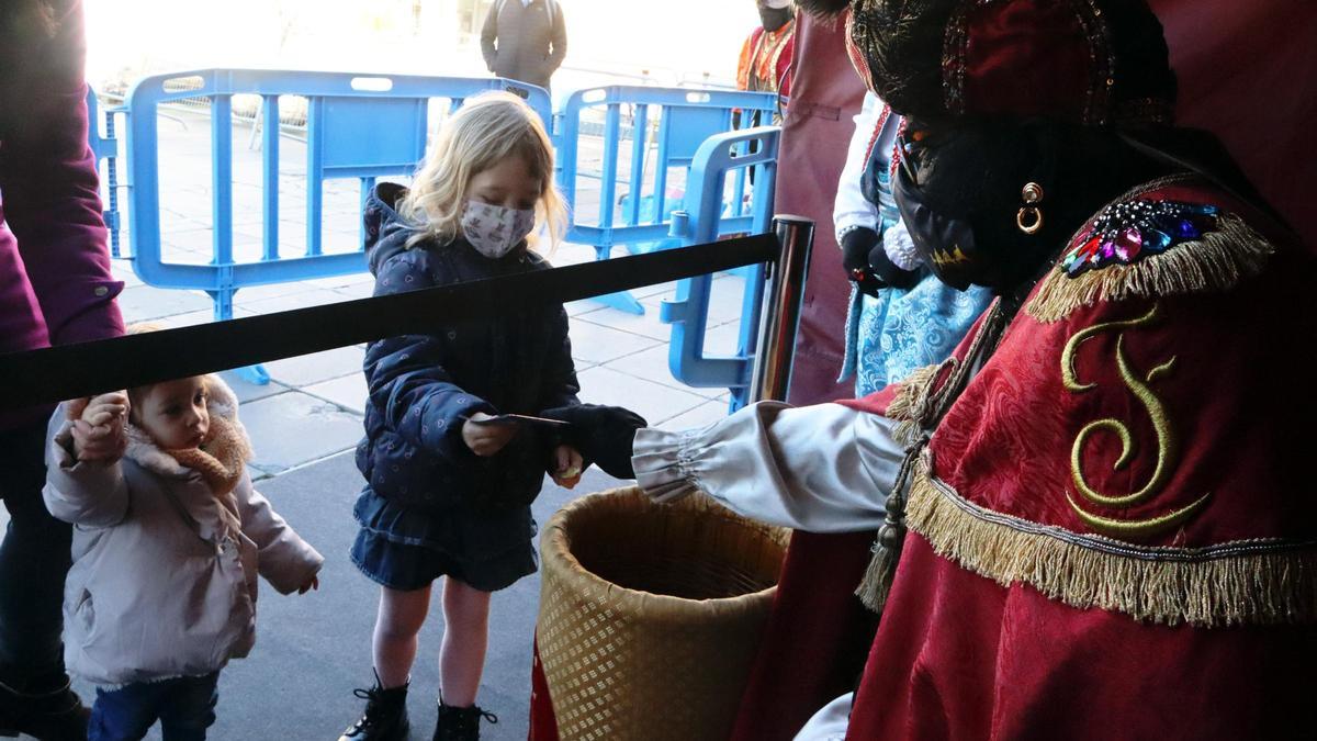 Una nena en el moment en què entrega la carta al patge Faruk. 1 de gener de 2022. (Horitzontal)