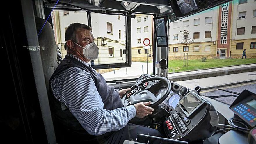 José Luis Suárez, al volante del autobús d&#039;hidróxenu. | Irma Collín