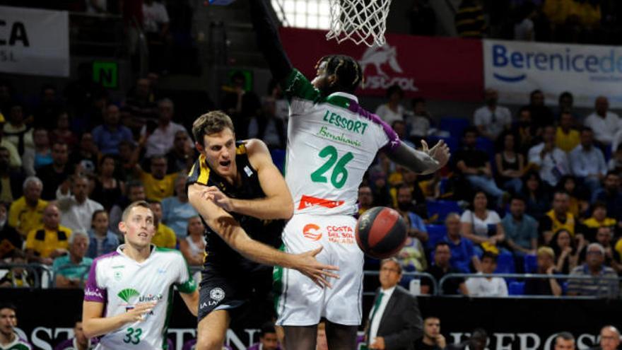 Abromaitis pasa el balón en lo que fue su último partido en el Santiago Martín.