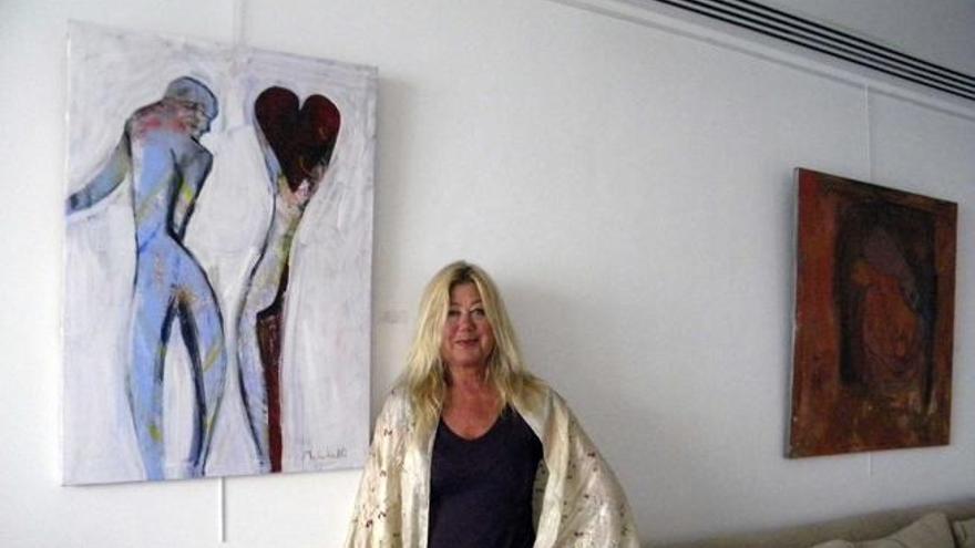 Diana Masiliauskas, entre algunas de sus obras en el hotel Es Marès.