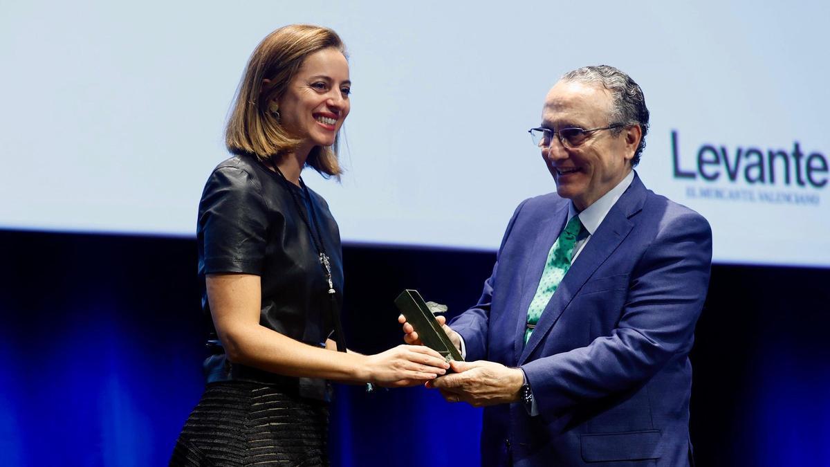 Amparo Roig recibe el galardón de manos de Javier Moll