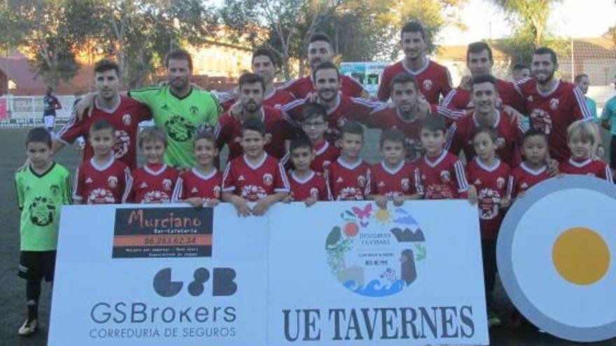 El primer equipo de la UE Tavernes con el prebenjamín A.