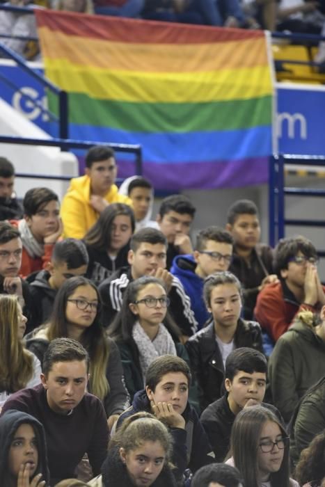 La diputada Carla Antonelli, con estudiantes de Secundaria en el Centro Insular de Deportes