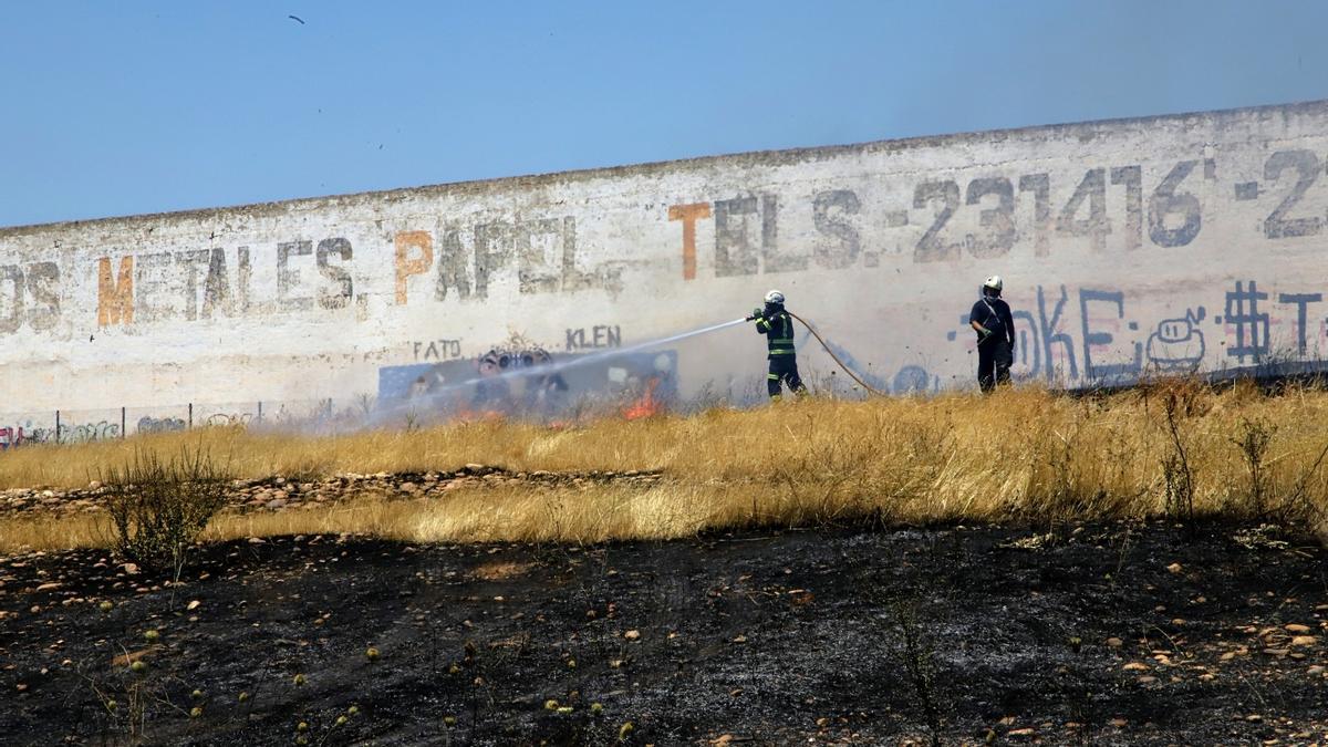 Incendio de pastos en El Fontanar.