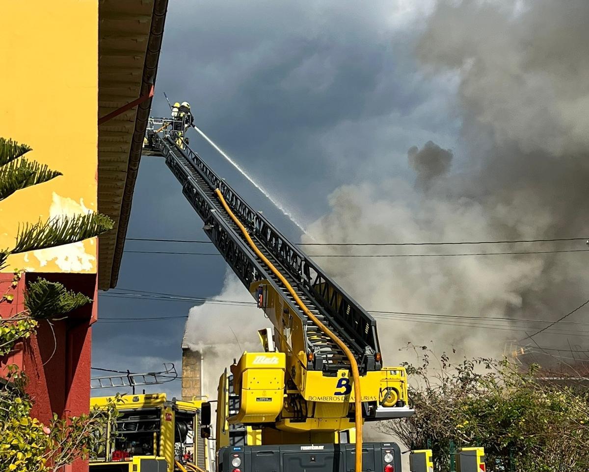 Un efectivo de Bomberos, trabajando en la extinción del incendio.