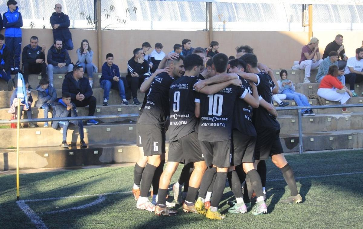 El Ontinyent 1931 celebrando uno de los goles.