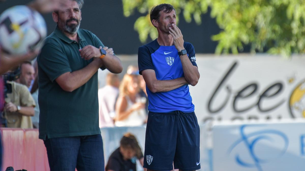 Ziganda, con gesto de preocupación, observa el partido de su equipo en Calahorra.