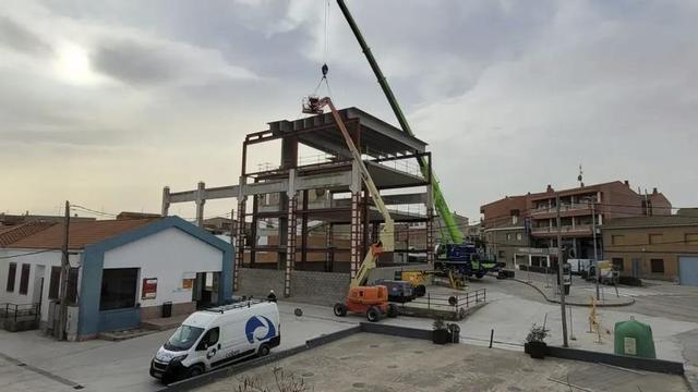 Últimos trabajos antes de finalizar la primera fase de la Casa de la Cultura.