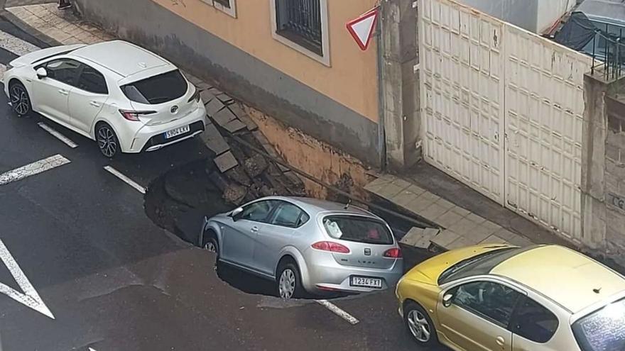 El hundimiento de la calle Santa Gema Galgani con el coche que engulló.