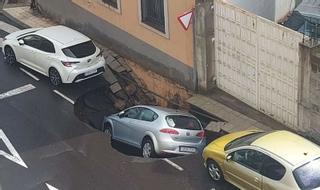 Arreglar la vía de La Cuesta que se hundió y se tragó un coche costará dos millones