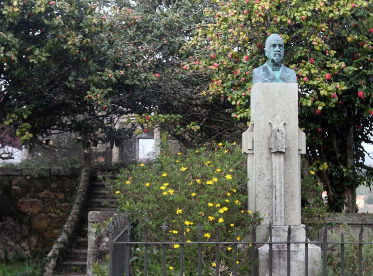 Busto de Agustín Romero,
a la puerta de la que fue
su casa en Cornazo.
| FdV