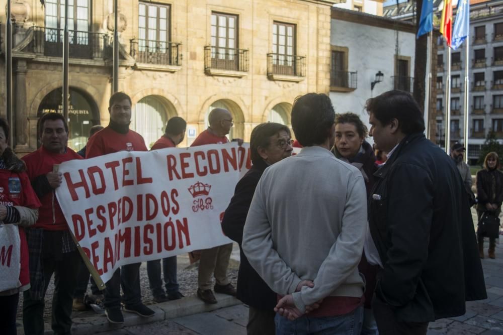 Concentración a la puerta del hotel Reconquista