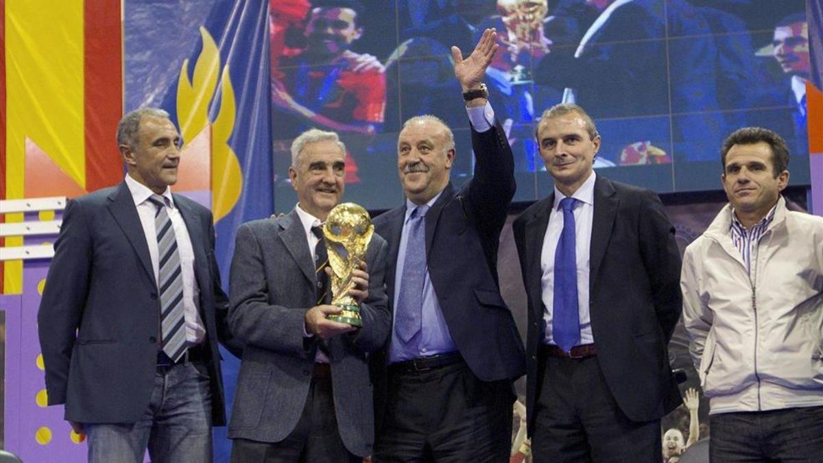 Campanal, con la Copa del Mundo ganada por España en la mano, en un acto de hace años.