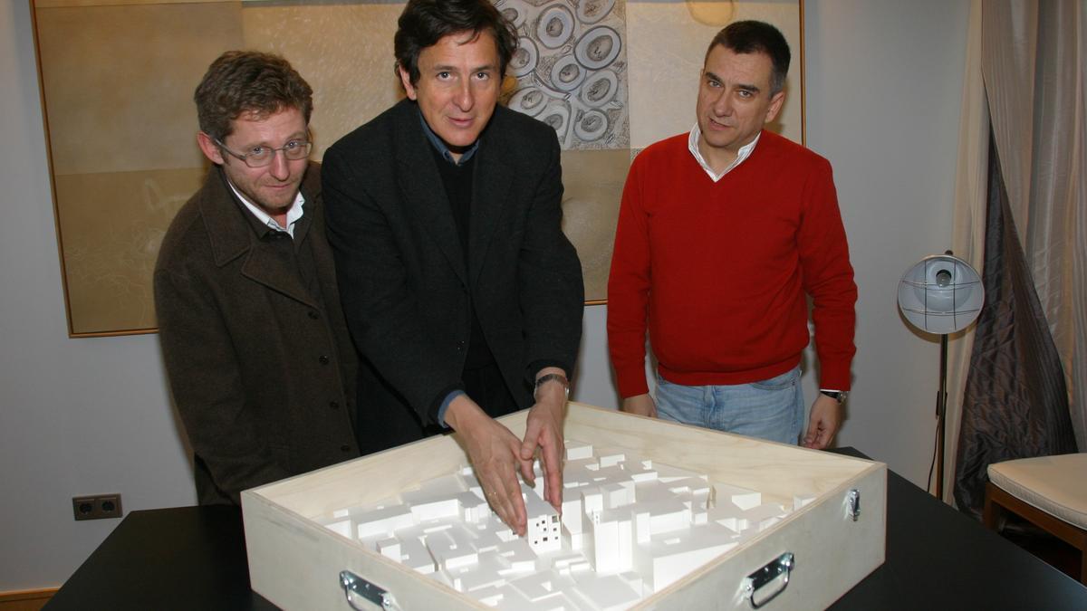 Tuñón, Mansilla y José Polo, con la maqueta de Atrio.