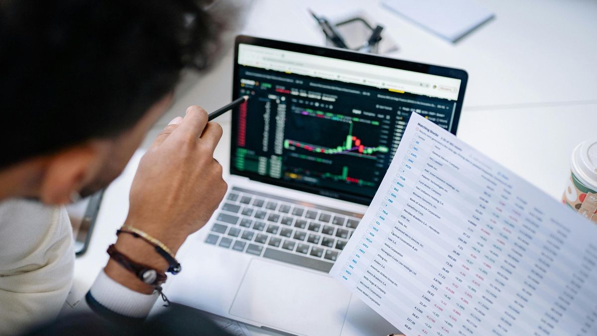 Raúl Gómez, creador digital: "Estas son las tres ayudas que puedes pedir si no tienes trabajo en 2025"