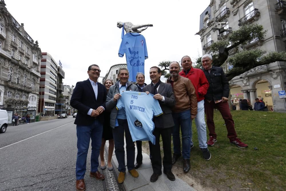 Caballero y Mouriño visten de celeste al Sireno con la camiseta "Vigo sempre co Celta"