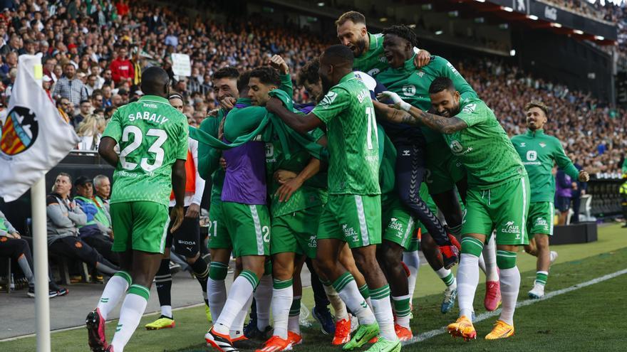 El Betis vuelve al séptimo puesto tras un gran partido en Mestalla (1-2)