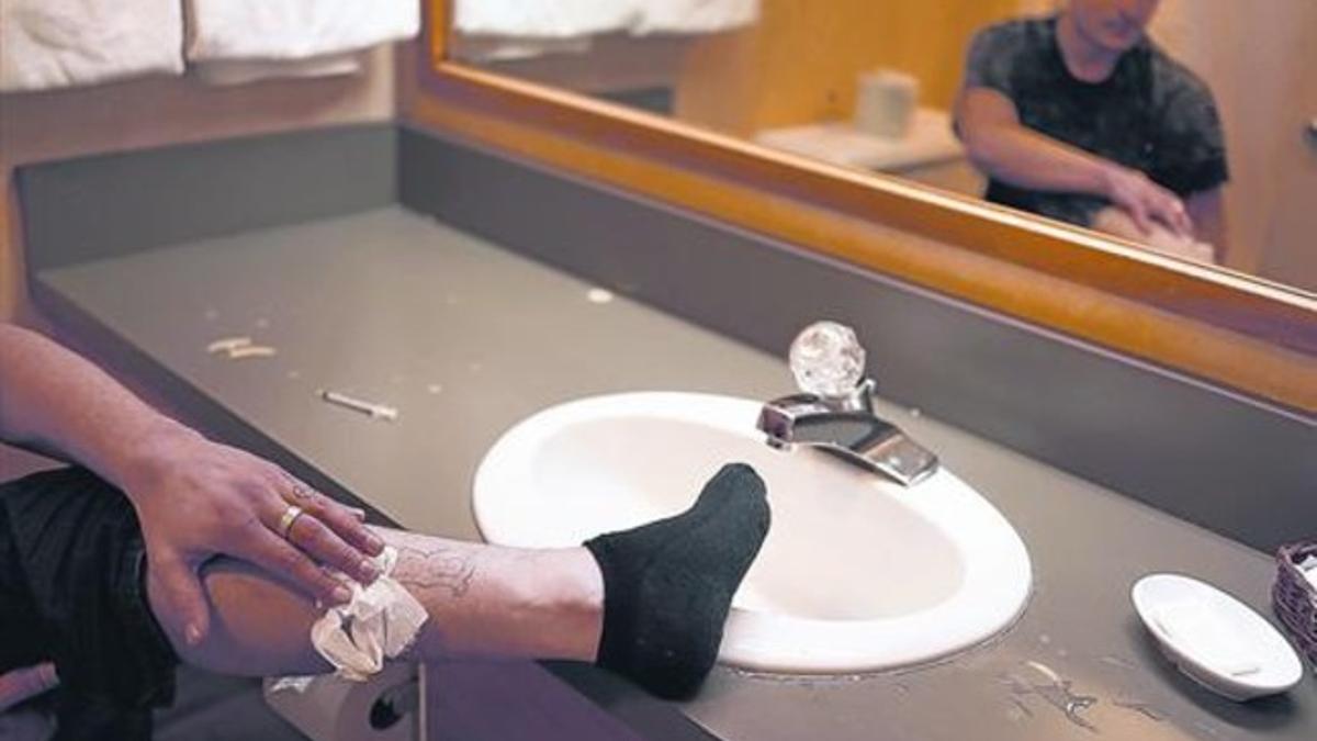 Un drogadicto, tras inyectarse heroína en una pierna, en un lavabo de Estados Unidos.