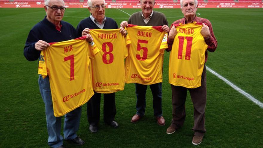 Julià Mir, Joan Forteza, Ángel Gomez &#039;Bolao&#039; y Antonio Oviedo posan con la camiseta conmemorativa.