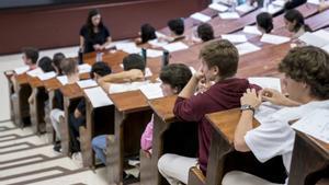 Alumnos a punto de examinarse de la selectividad, este lunes en la Facultad de Farmacia de la Complutense de Madrid.