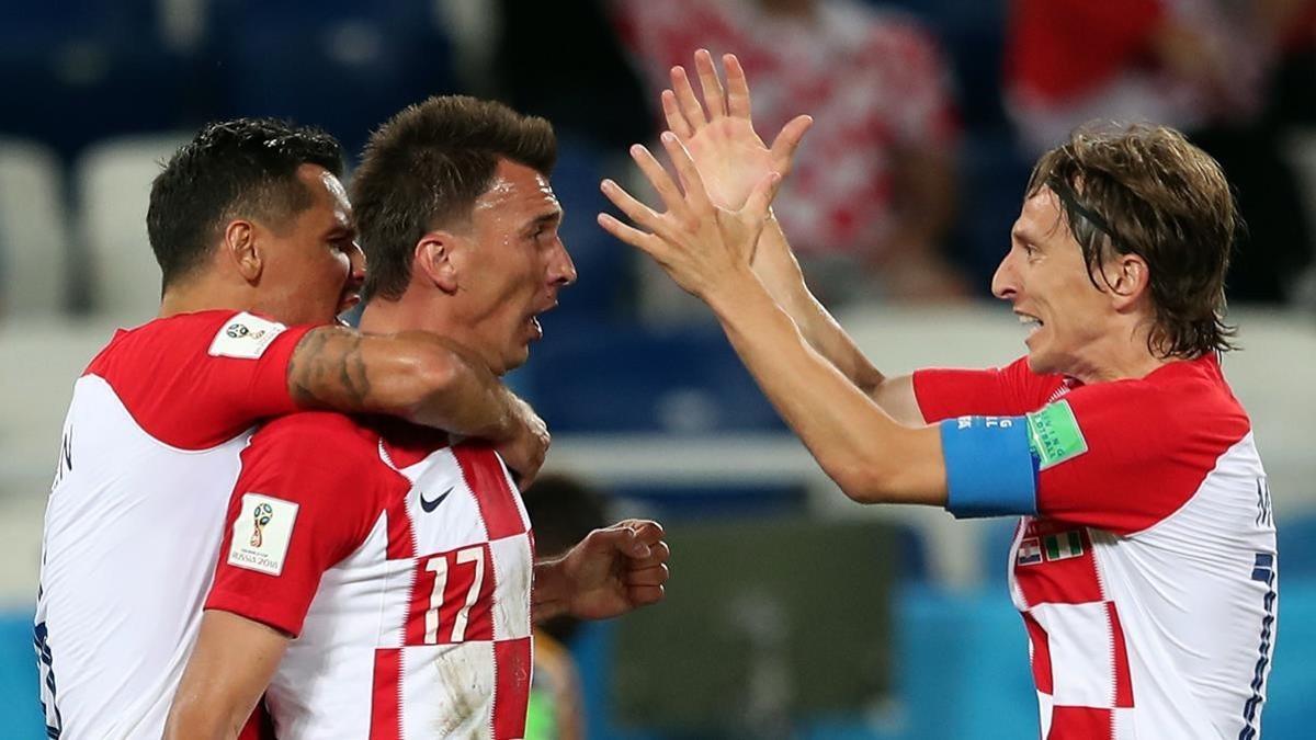 Modric felicita a Mandzukic tras el gol del delantero a Nigeria.