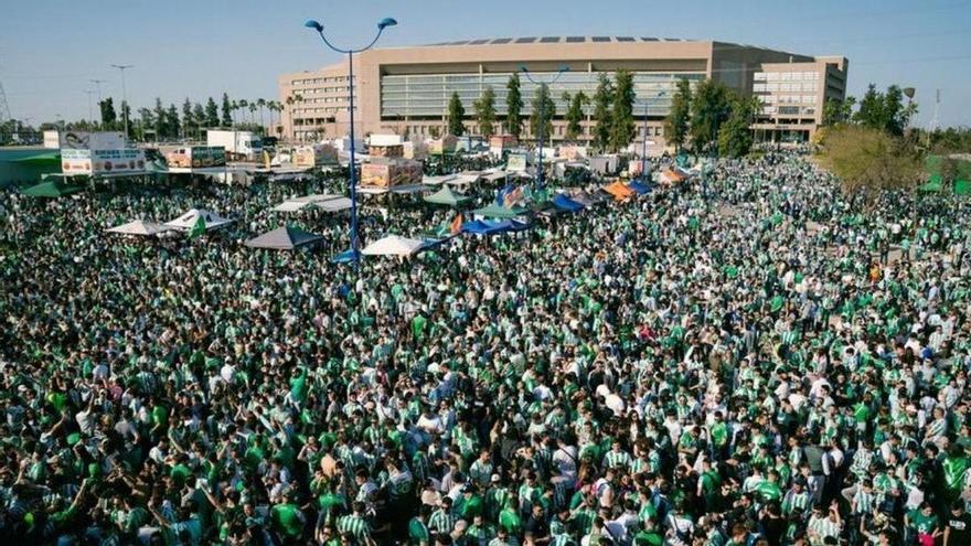 El Betis expresa su malestar con la Policía y Subdelegación del Gobierno por la distancia entre la afición y jugadores en la llegada al estadio de La Cartuja