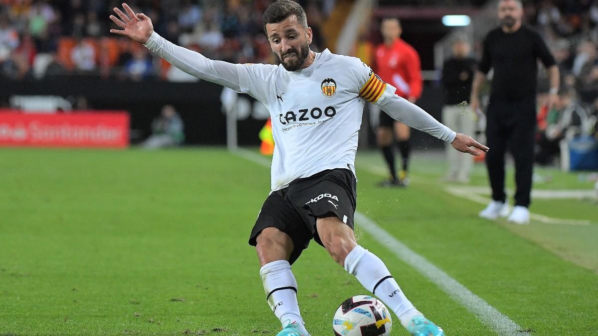 Gayà, capitán del Valencia, durante un partido