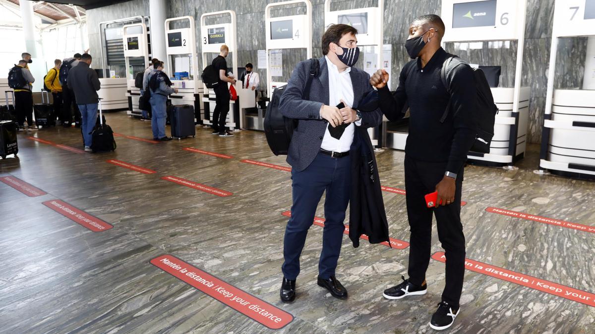 Reynaldo Benito conversa con Dylan Ennis antes de partir a Rusia